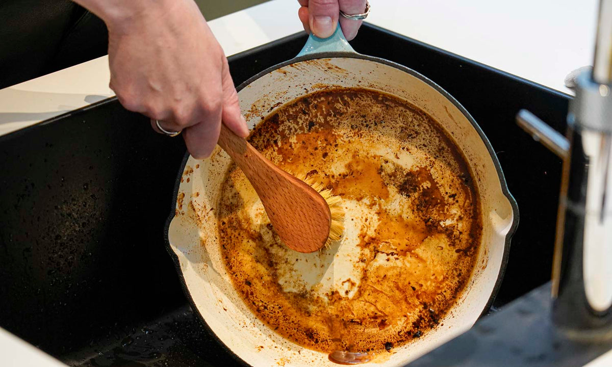 Geëmailleerd gietijzer schoonmaken