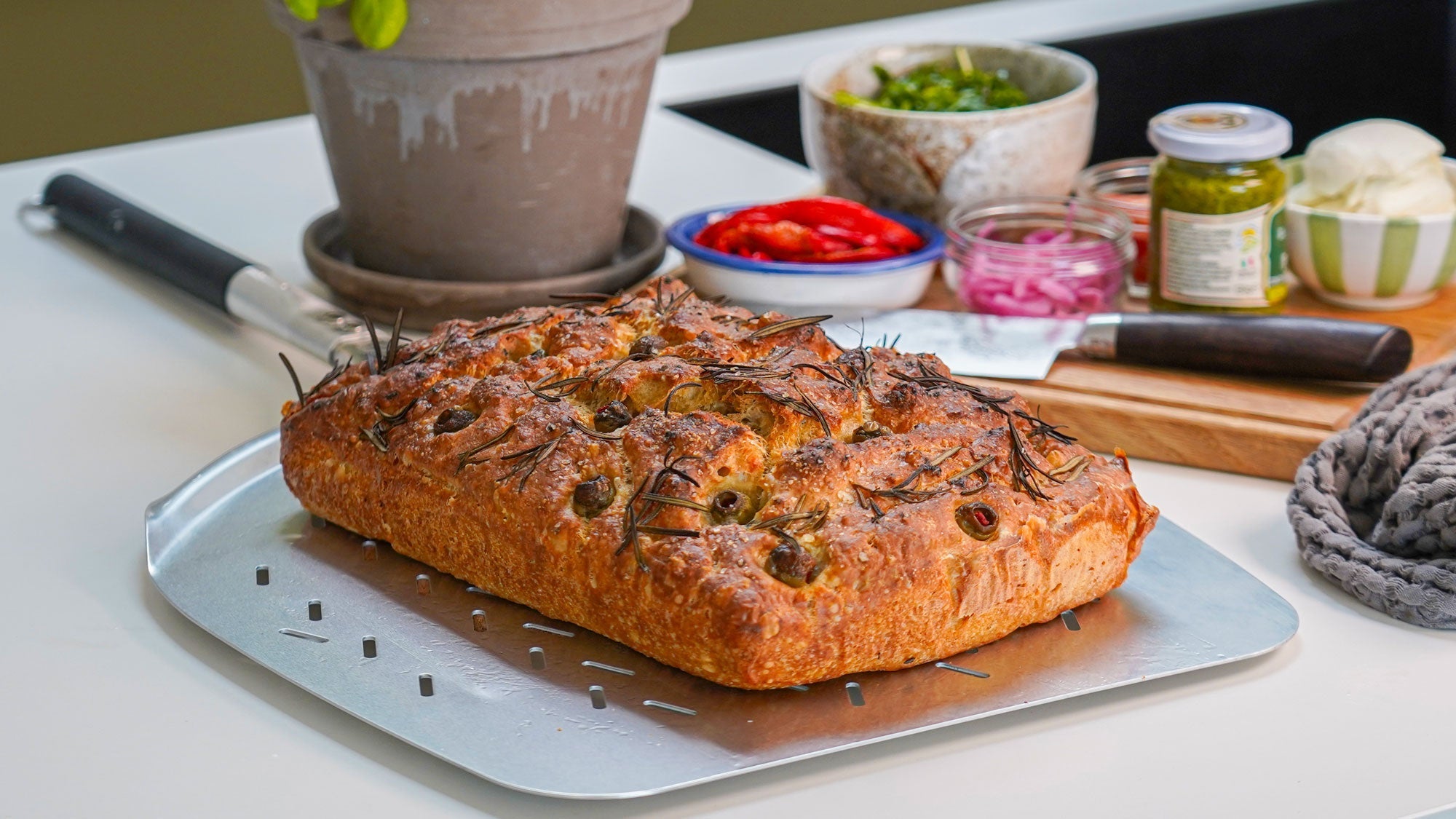 Koud gerezen focaccia zonder kneden met rozemarijn & olijven