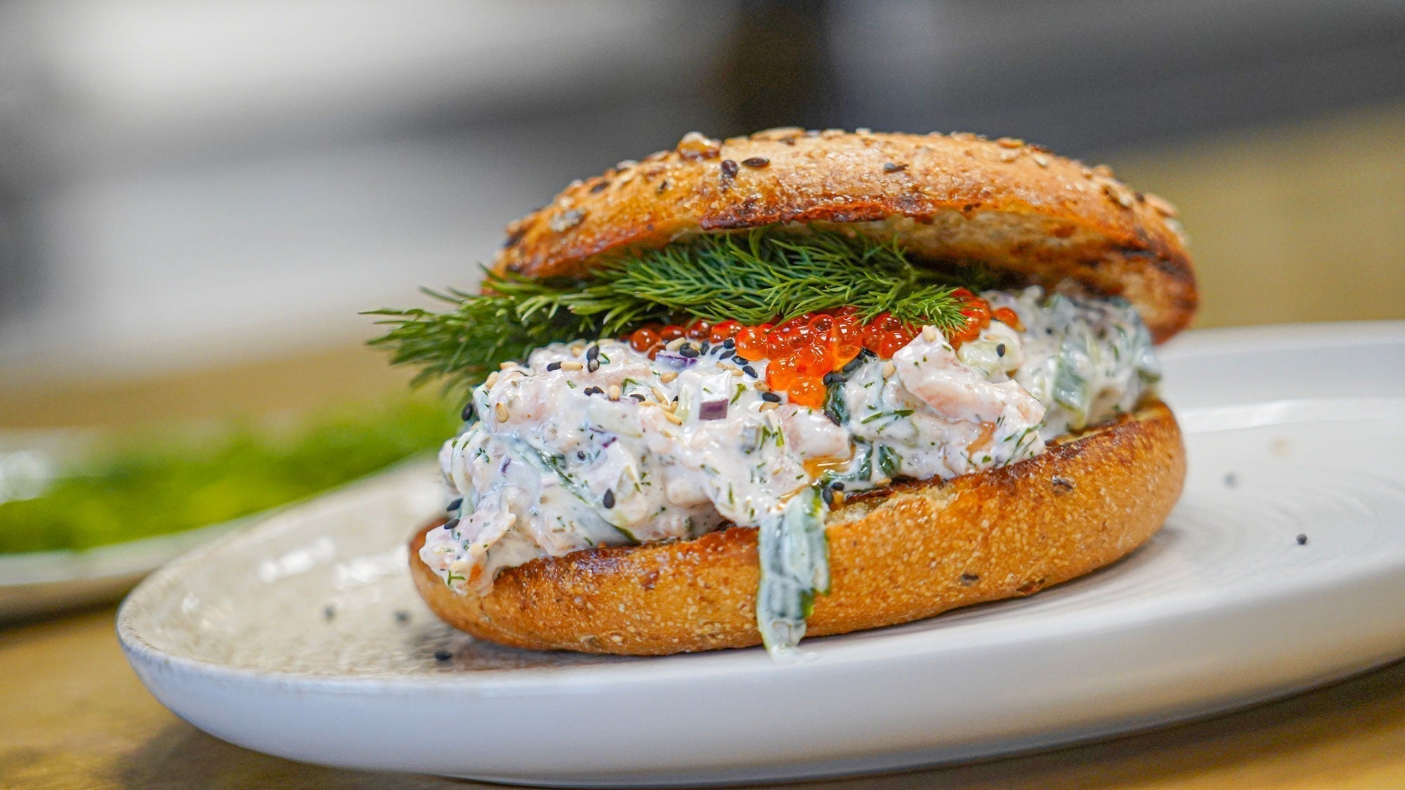 Knapperige bagel met romige zalmsalade &amp; komkommer