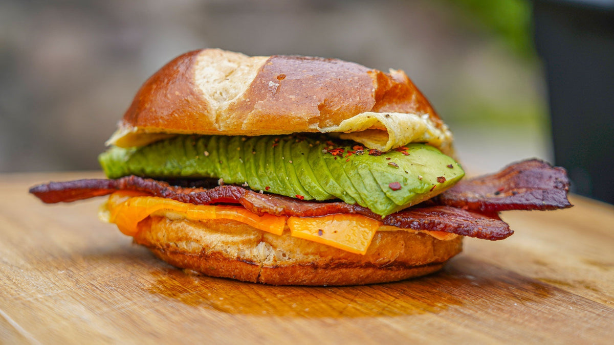 Ontbijtbrioche met ei, cheddar, bacon & avocado