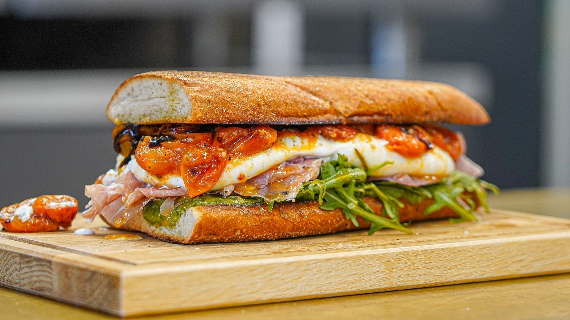 Burrata-capresesandwich met geroosterde tomaten &amp; zelfgemaakte pesto