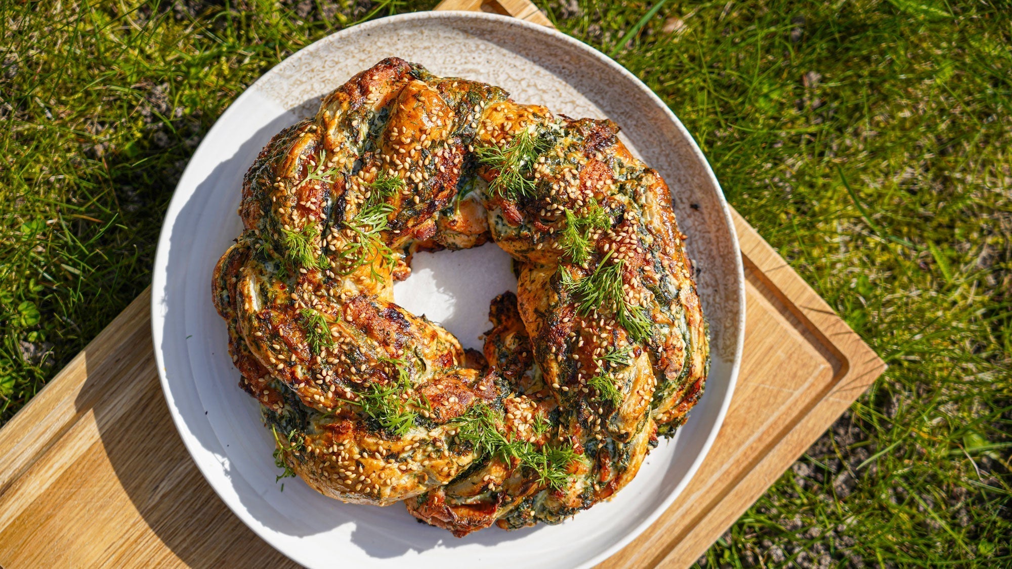 Bladerdeegkrans met zalm, roomkaas, dille & spinazie