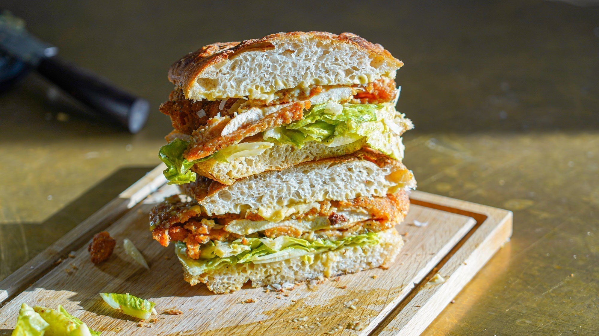 Knapperige caesarsandwich met gefrituurde kip