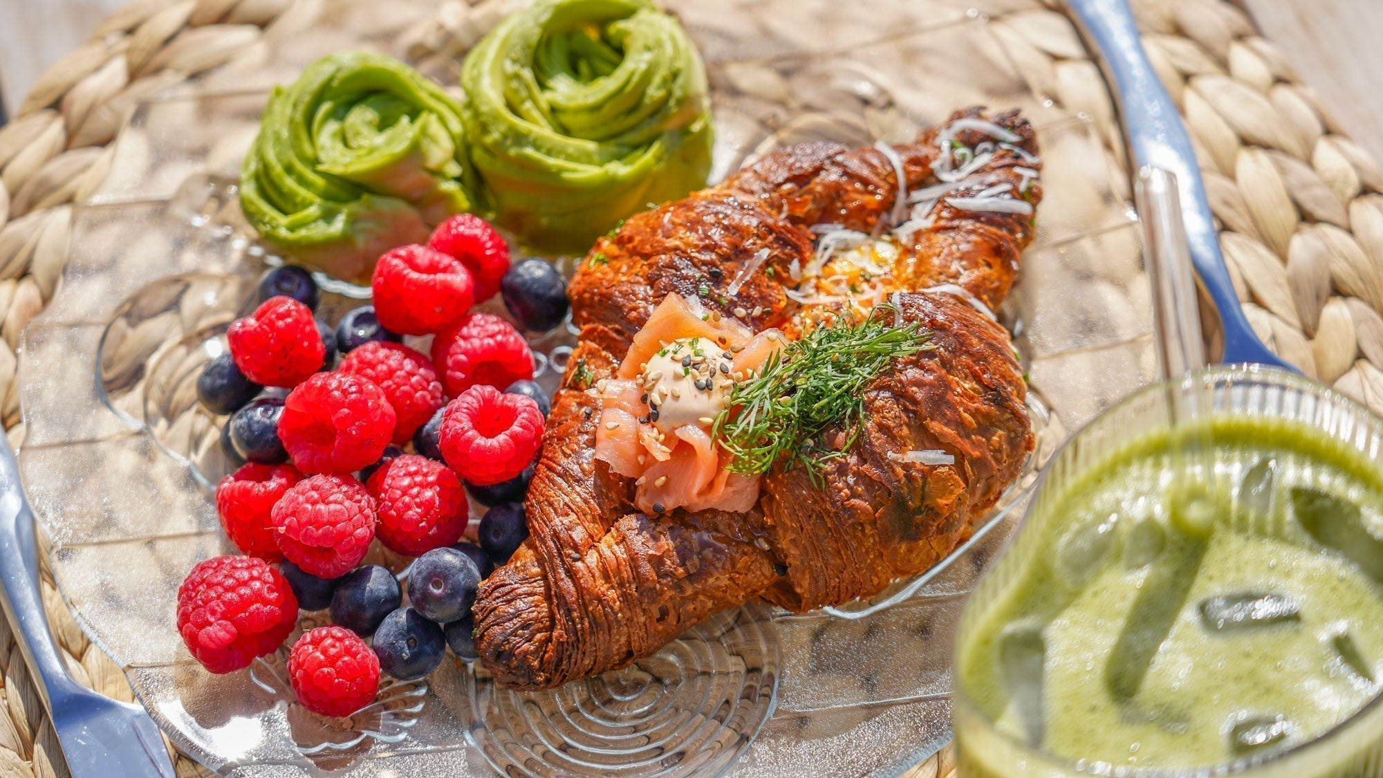 Croissants met gebakken ei, kaas en koudgerookte zalm