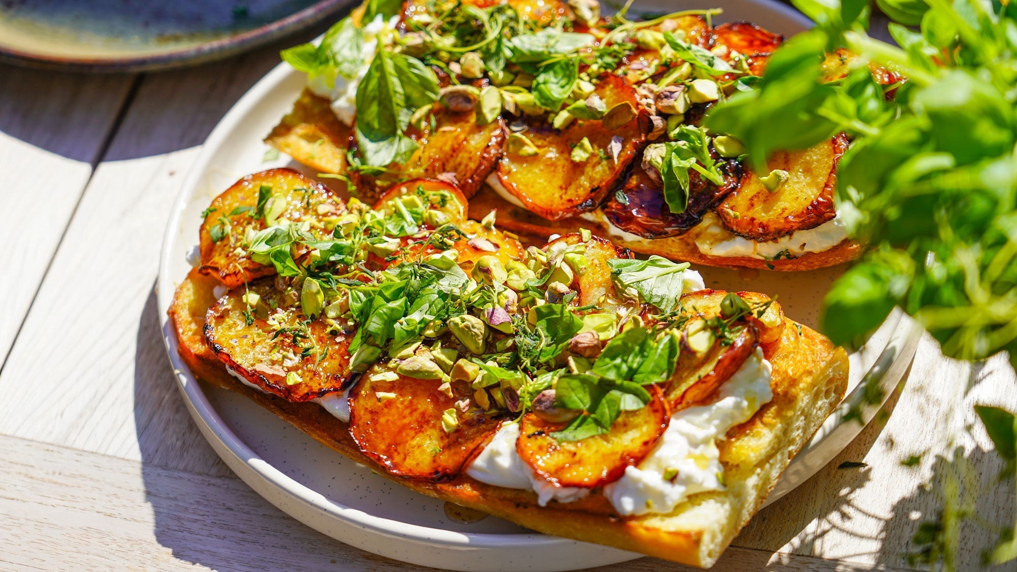 Geroosterd zuurdesembrood met gebakken perzik, burrata, honing & pistachenoten