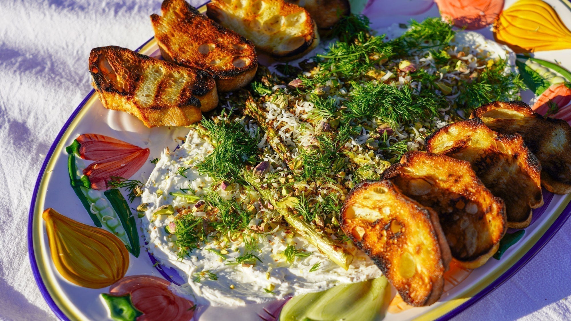 Gegrilde asperges met opgeklopte feta, krokante panko & gegrild brood