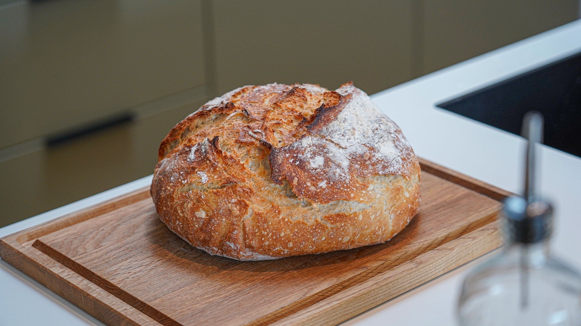 No-knead brood met koude rijs uit een geëmailleerde gietijzeren pan