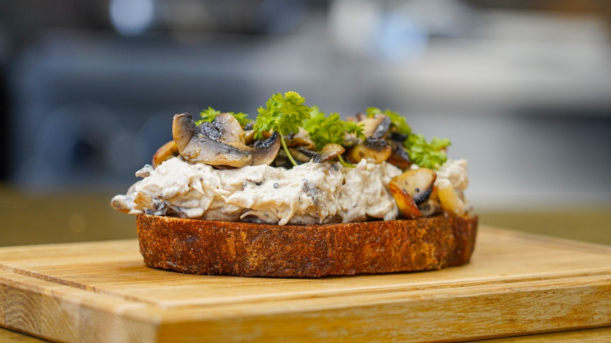 Luxe kipsalade met paddenstoelen, spek & witte asperges