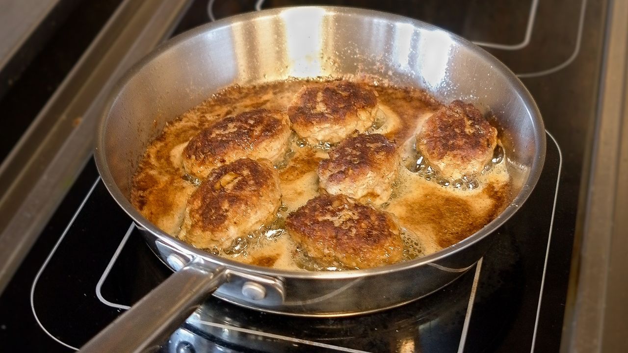 Recept voor klassieke Deense gehaktballetjes met een perfect bruin korstje