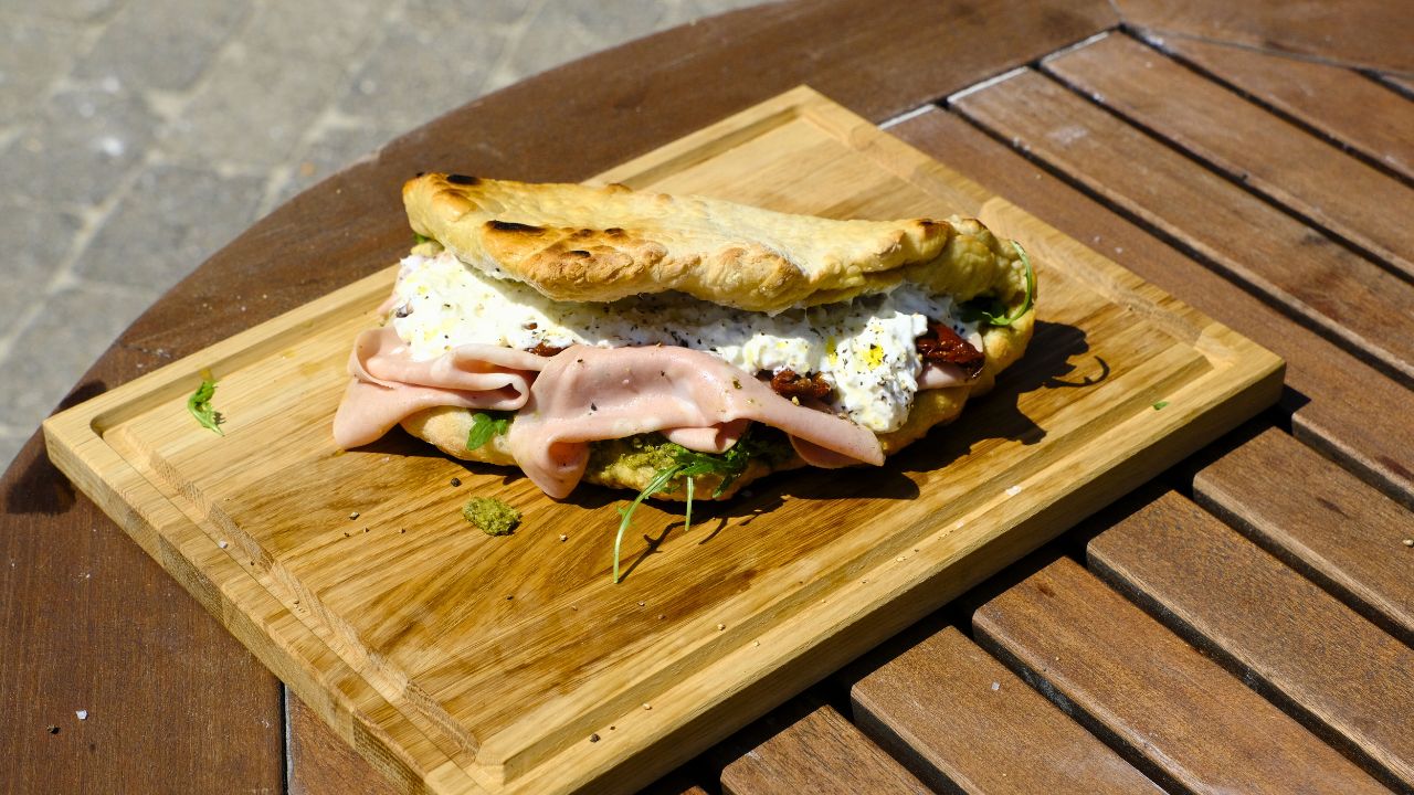 Pizzasandwich met mortadella, burrata en pesto