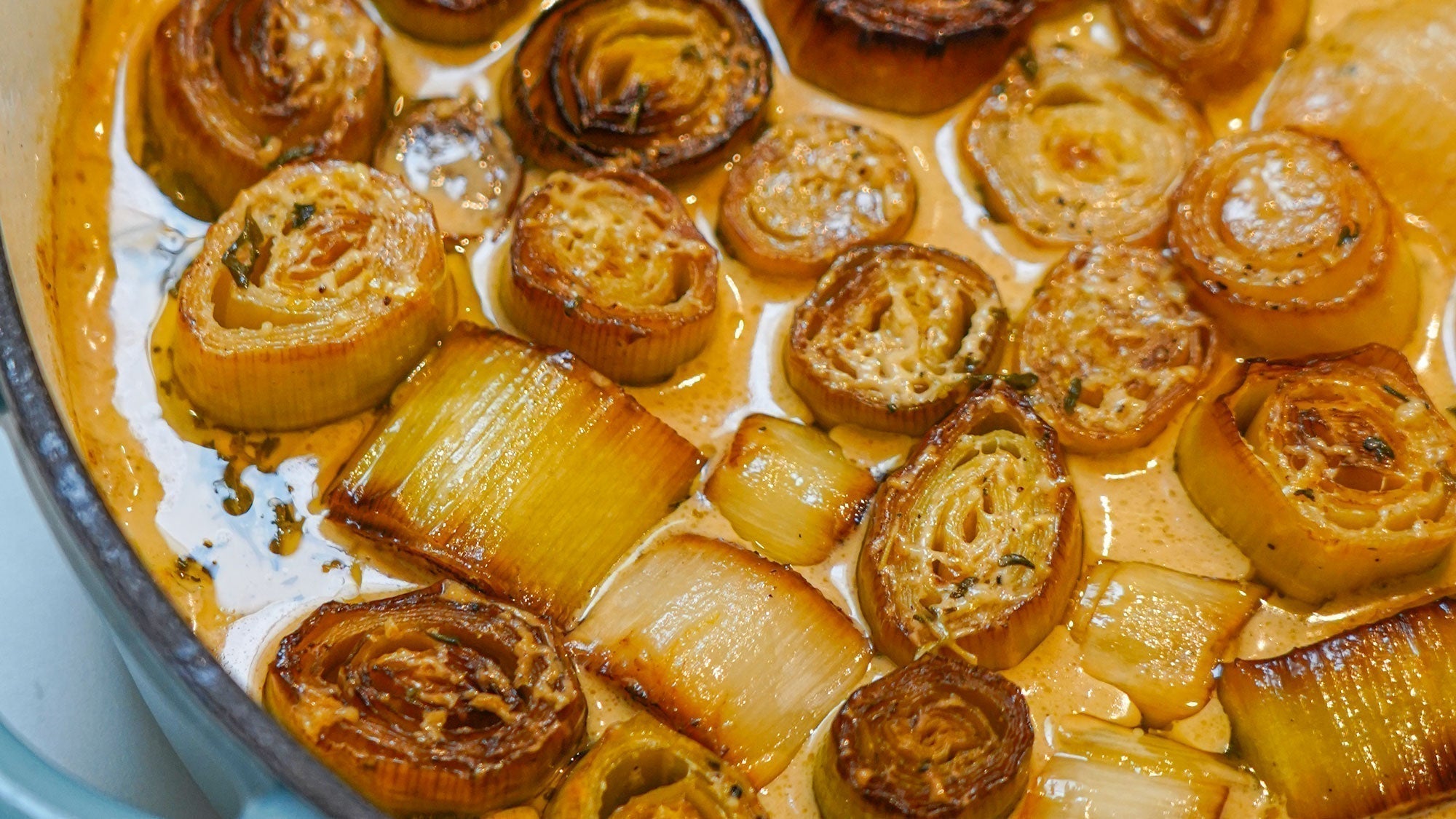 Ovengebakken prei in een romige ovenschotel