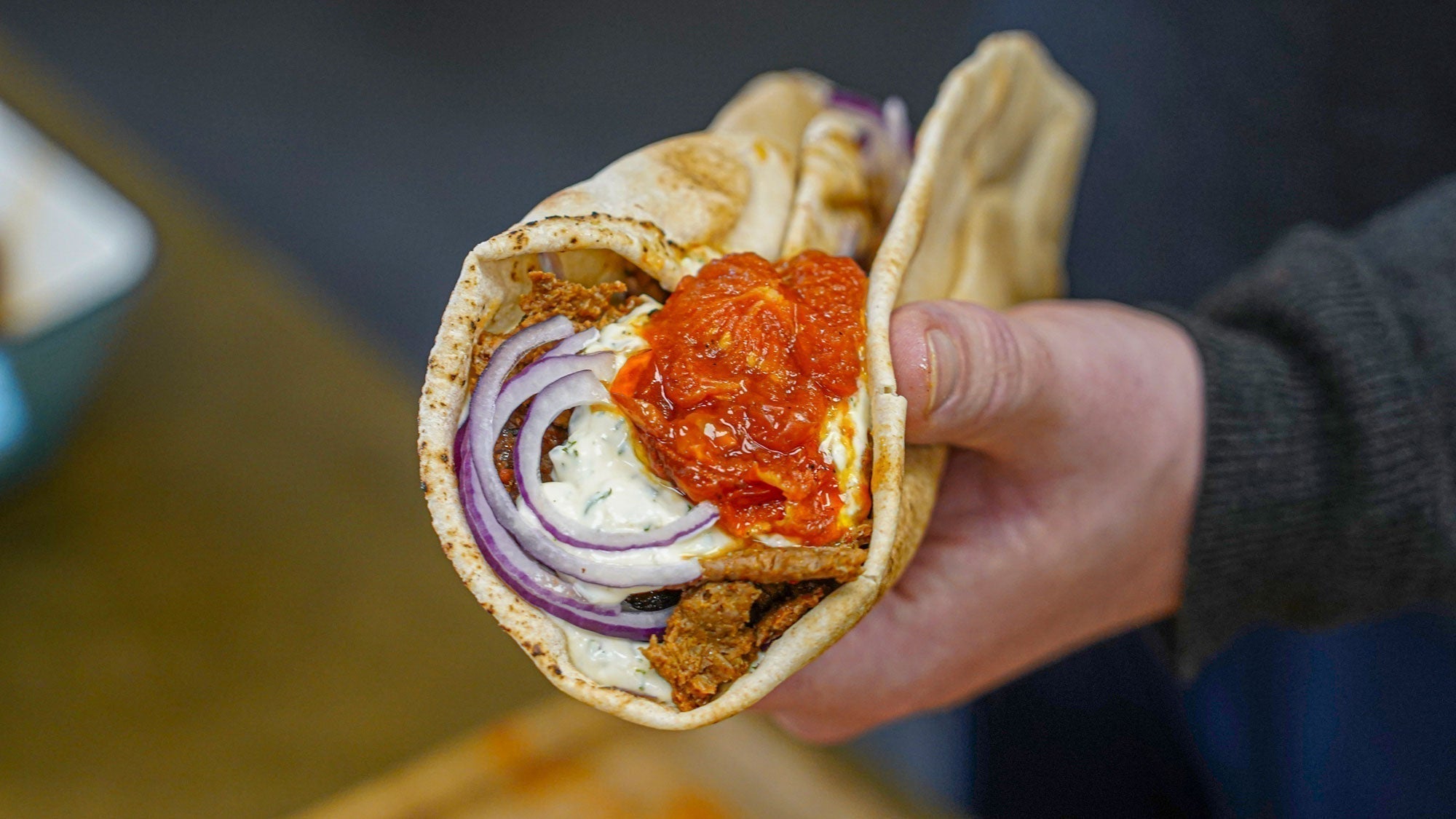 Zelfgemaakte shoarma in platbrood met tzatziki & geroosterde tomaten