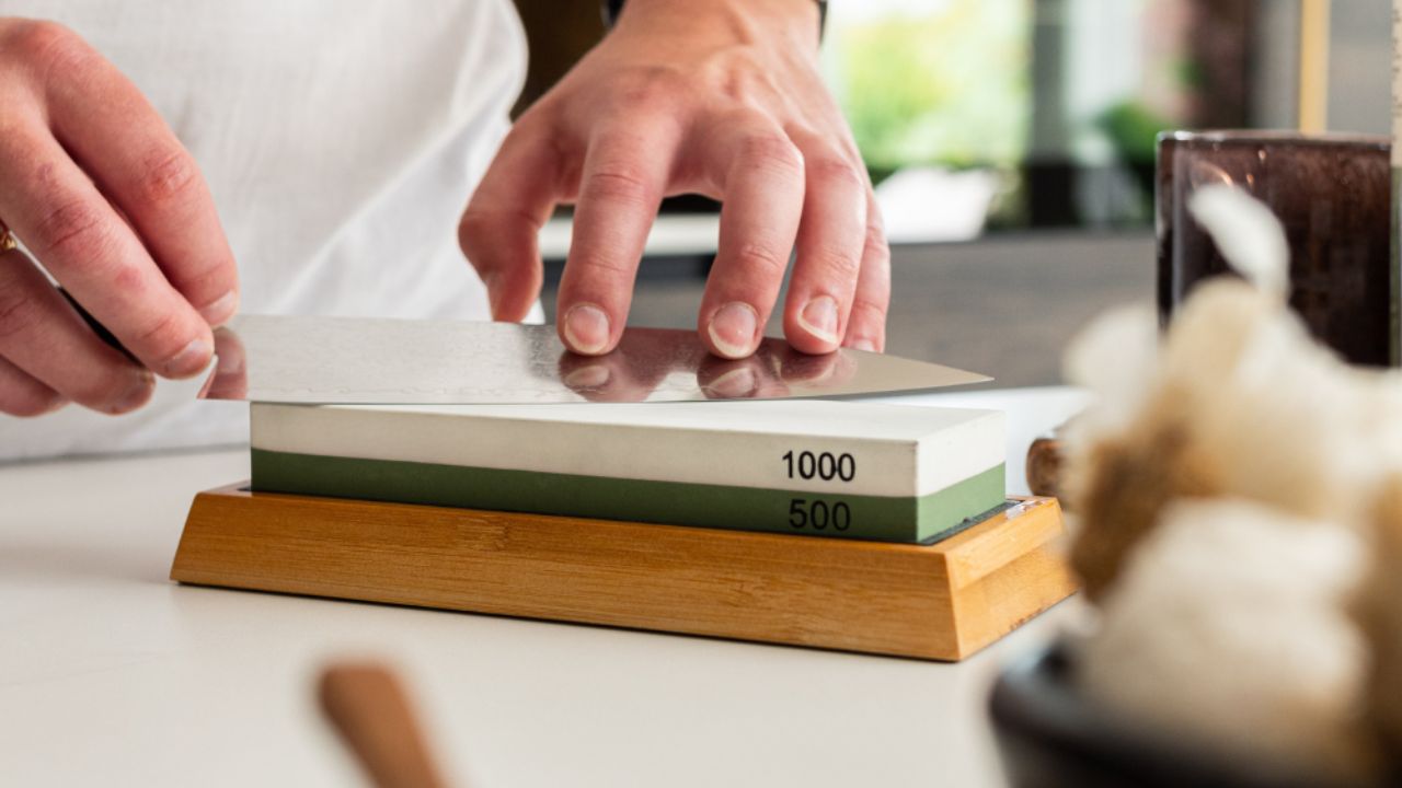 Messen slijpen met een slijpsteen