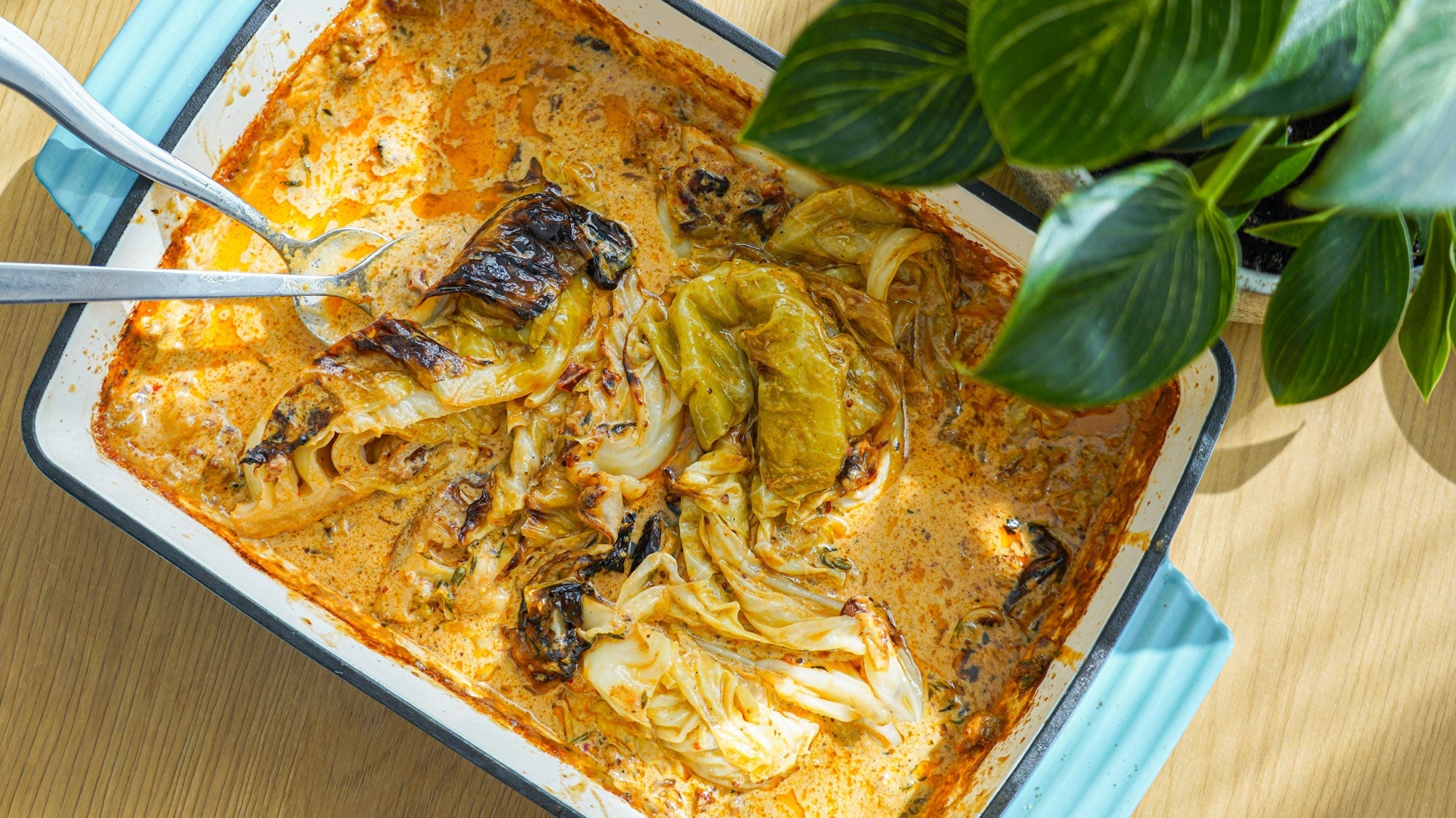 In boter gebakken spitskool in romige parmezaan-roomsaus