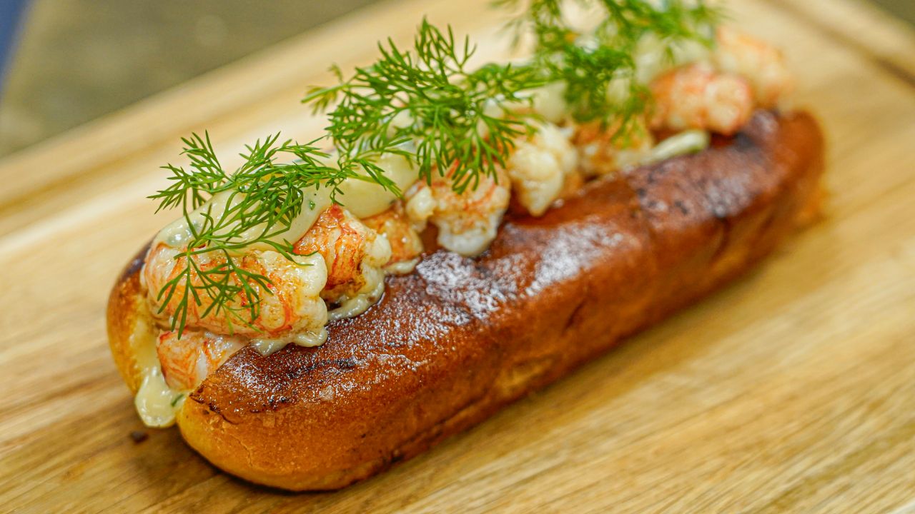 Lobster roll met langoustinestaarten