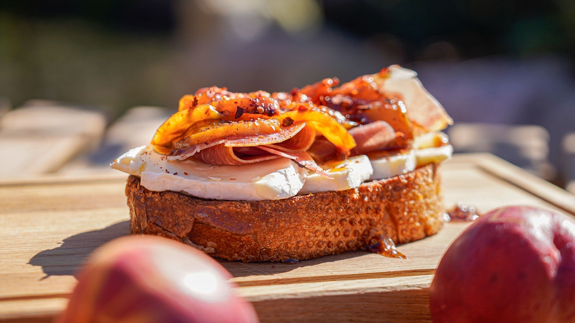 Gebakken zuurdesembrood met gekaramelliseerde nectarine, brie &amp; parmaham