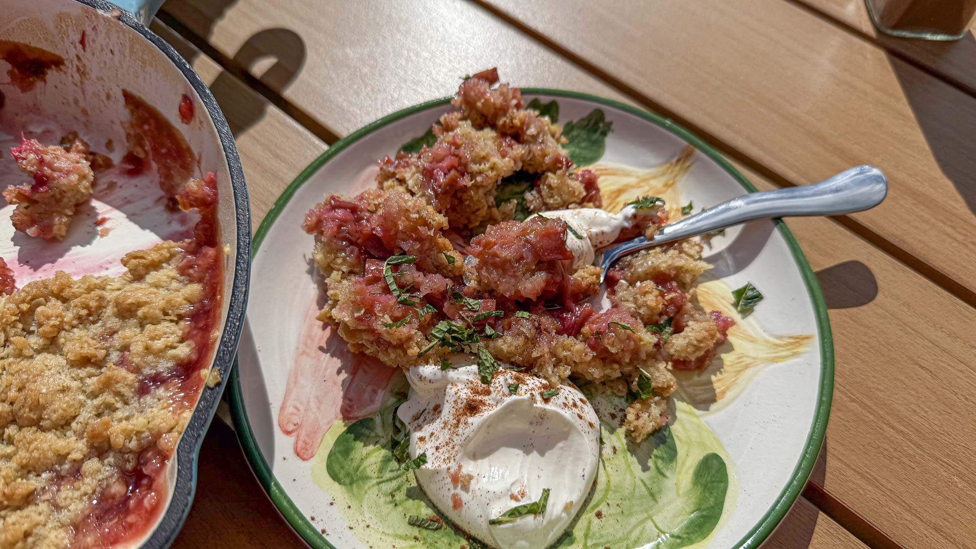 Zomerse crumble met verse rabarber en munt