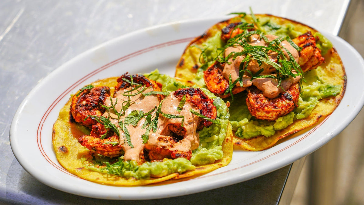 Tostada's met garnalen, avocado en chipotledressing