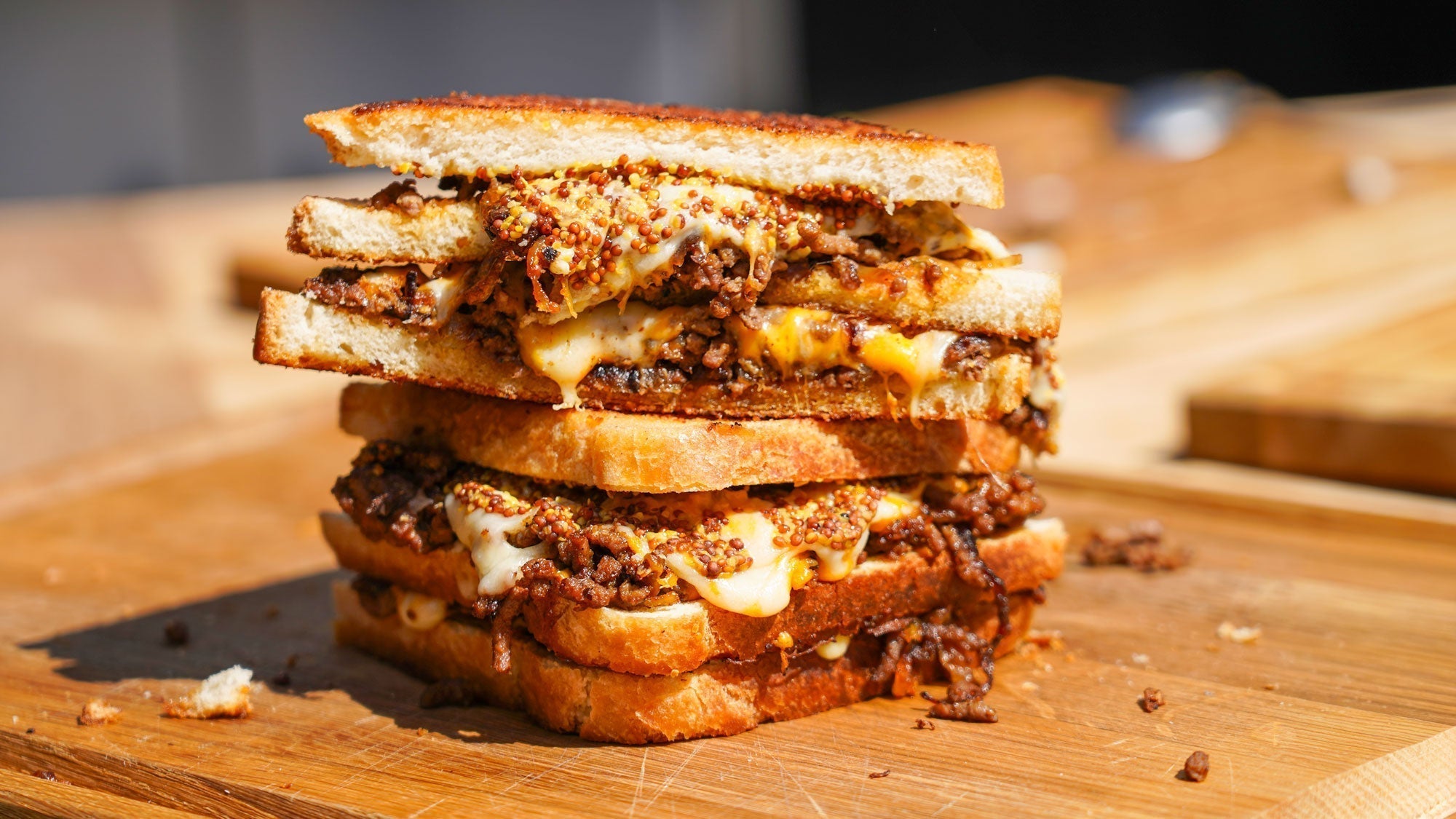 Cowboytoast met rundvlees, zacht gebakken uien & kaas van de bakplaat