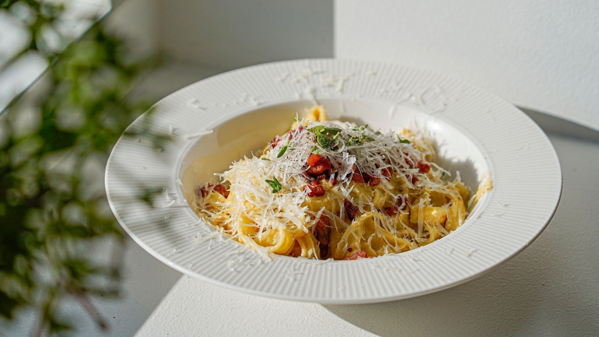 Romige tagliatelle met gepureerde preisaus en krokante bacon