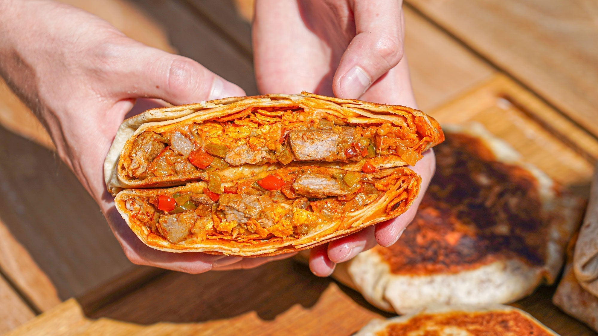 Cheesesteak-crunchwrap met ribeye, jalapeño-havarti en chipotlemayo