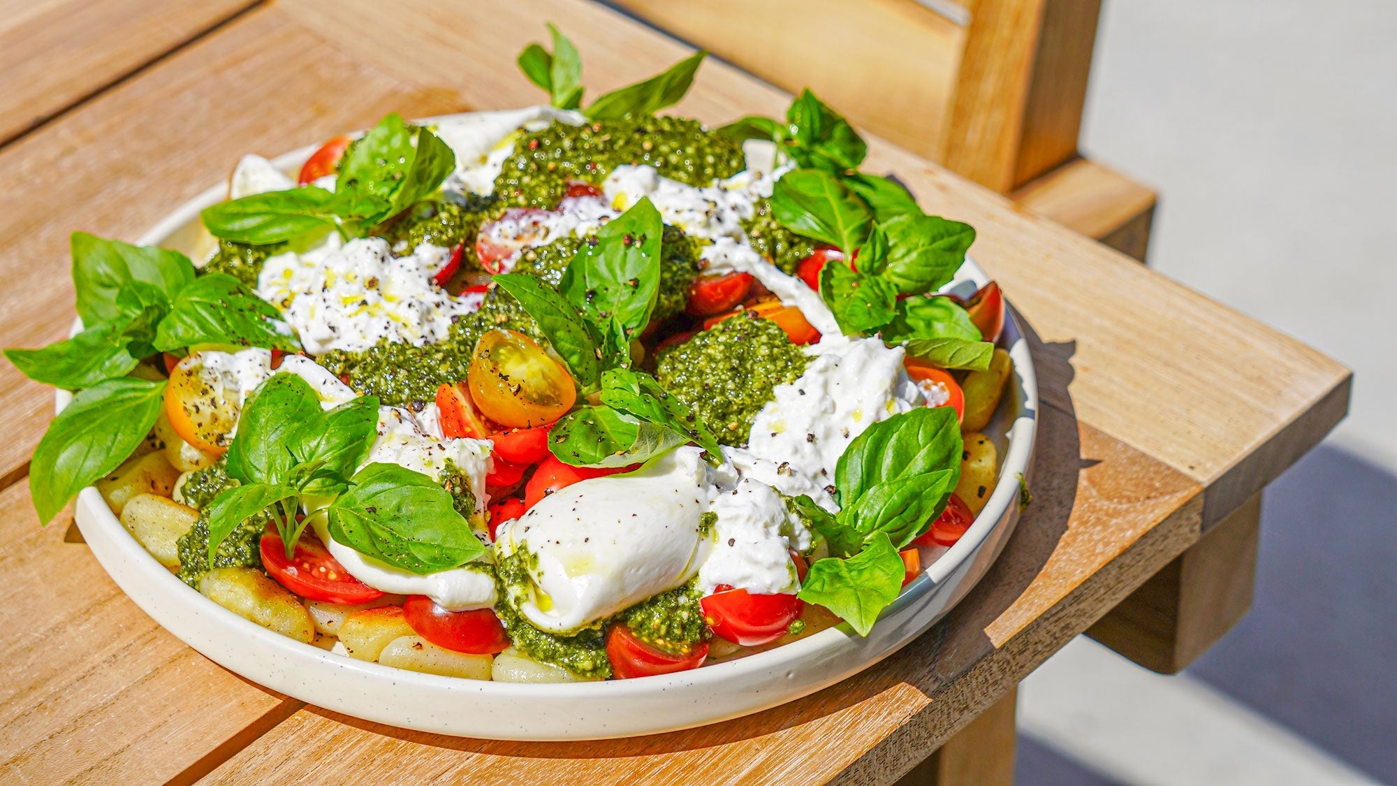 Krokante gnocchi met groene pesto, burrata en verse cherrytomaten