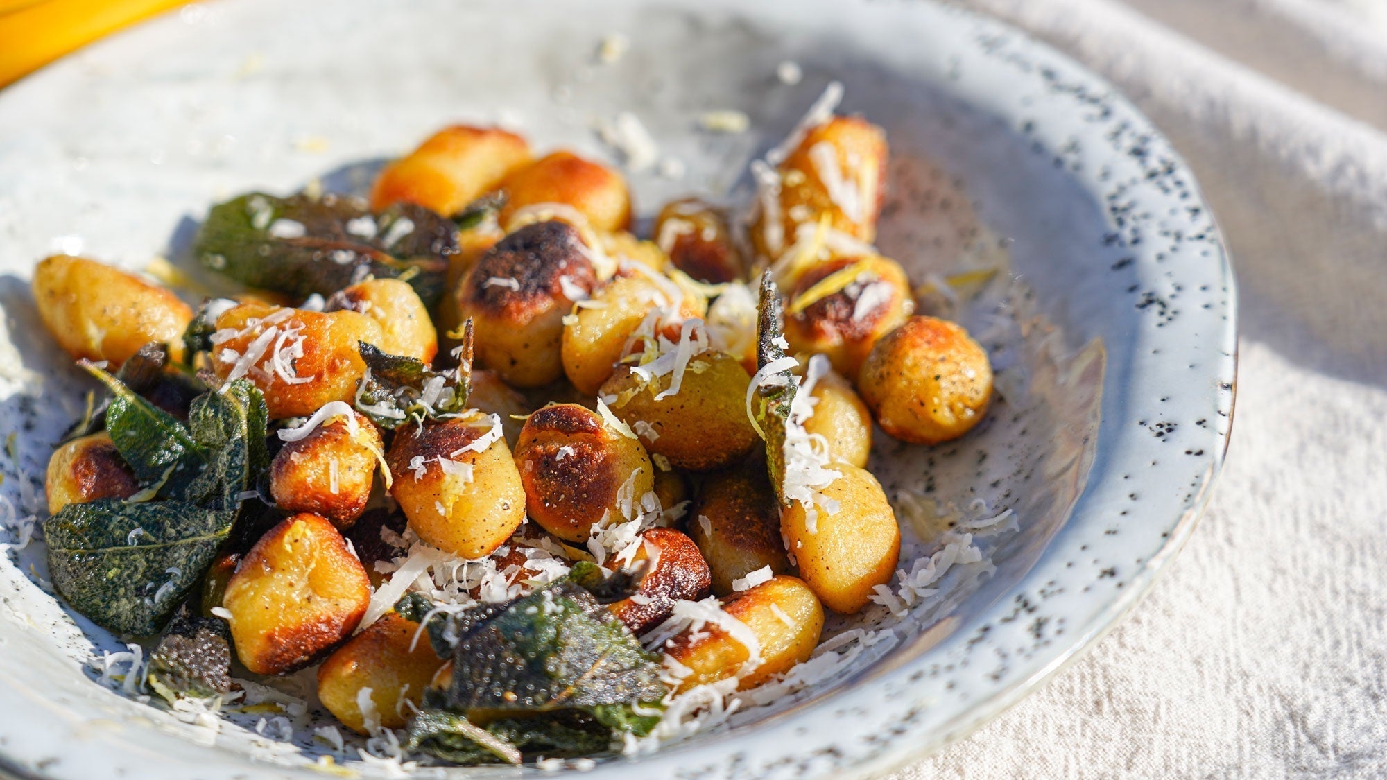 Zelfgemaakte gebakken gnocchi met gebruinde boter, salie & Parmezaanse kaas