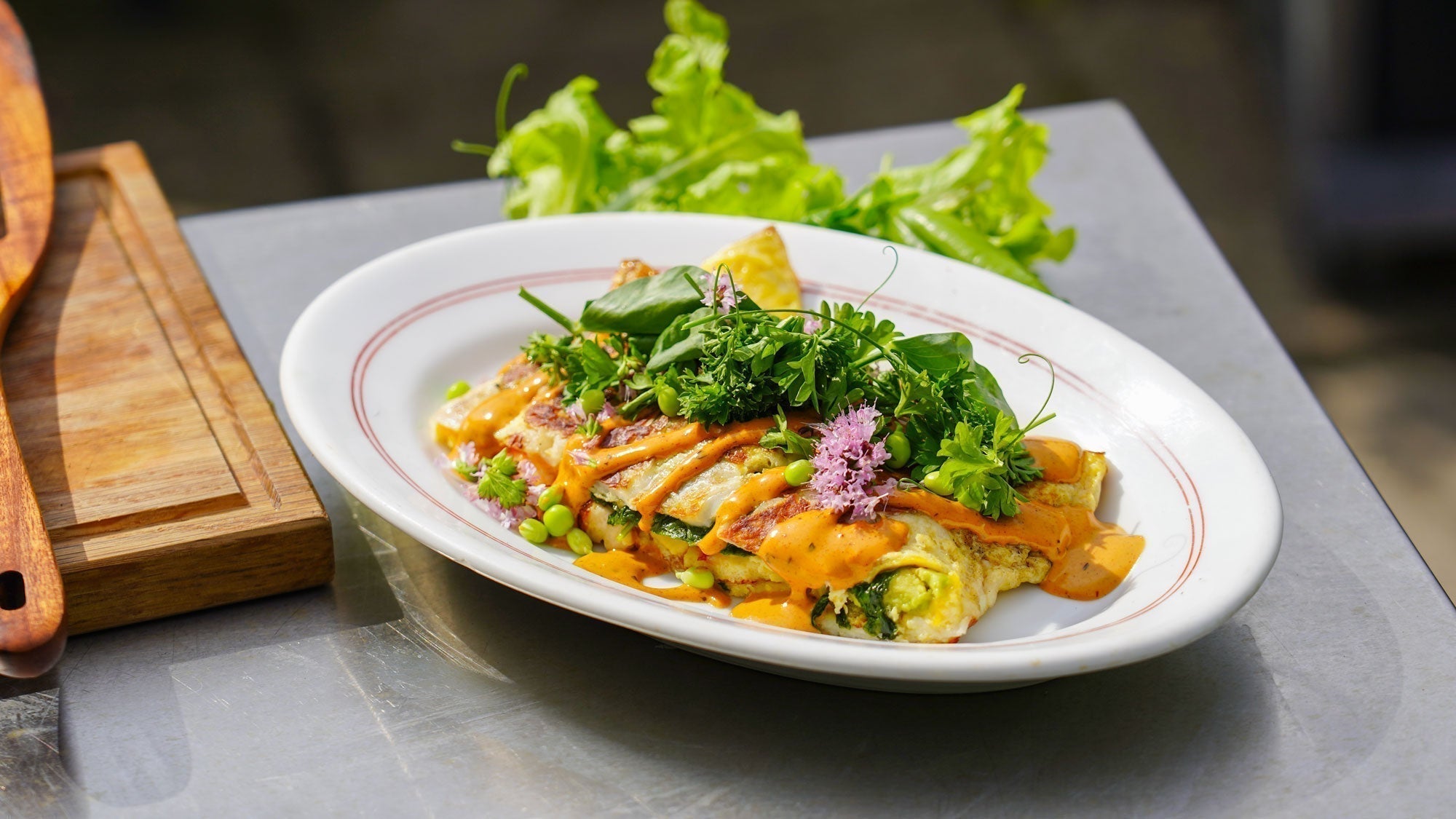 Reuzenomelet met krokante halloumi, avocado, tomaat en verse sla