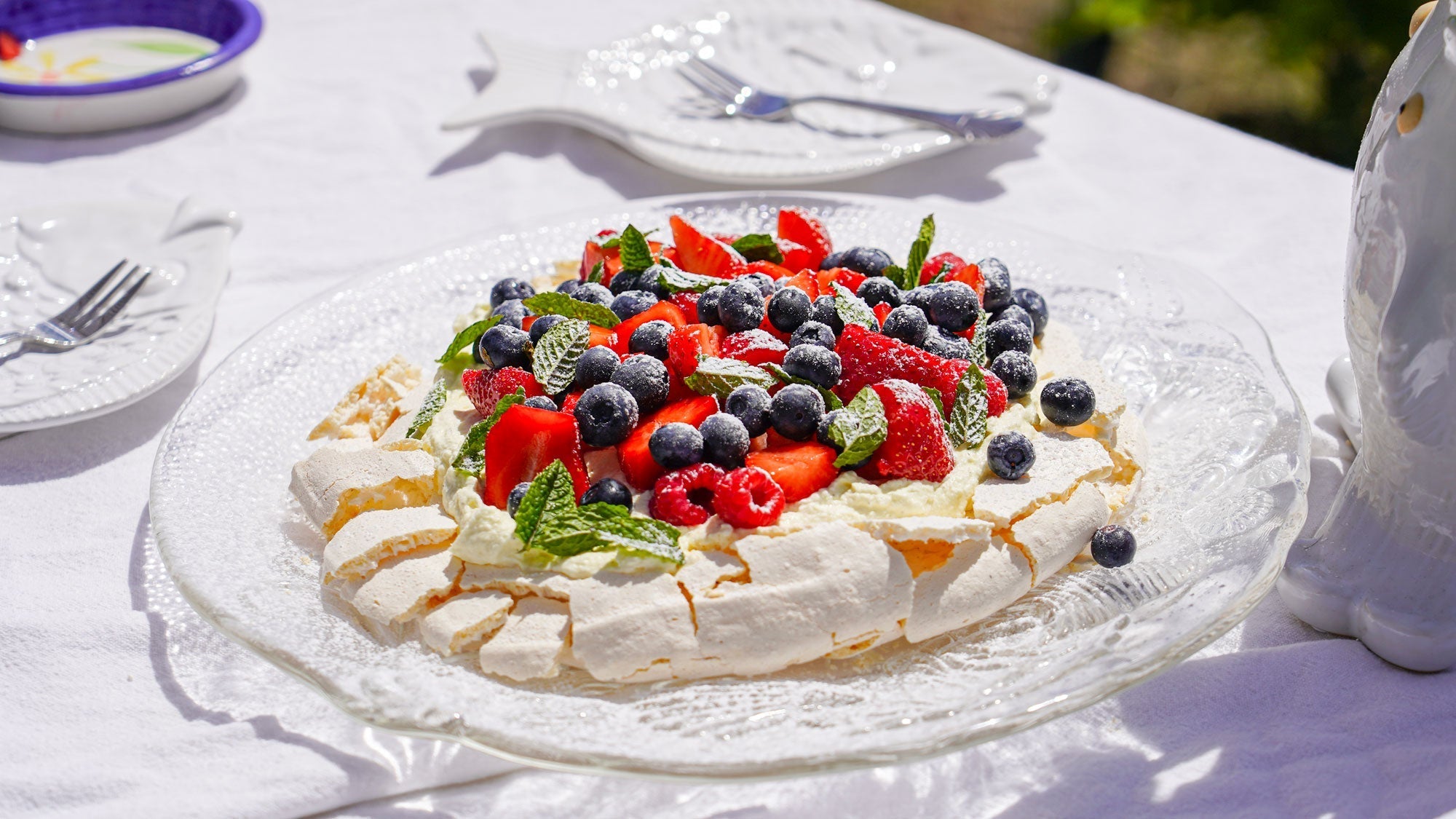 Klassieke pavlova met verse bessen & munt