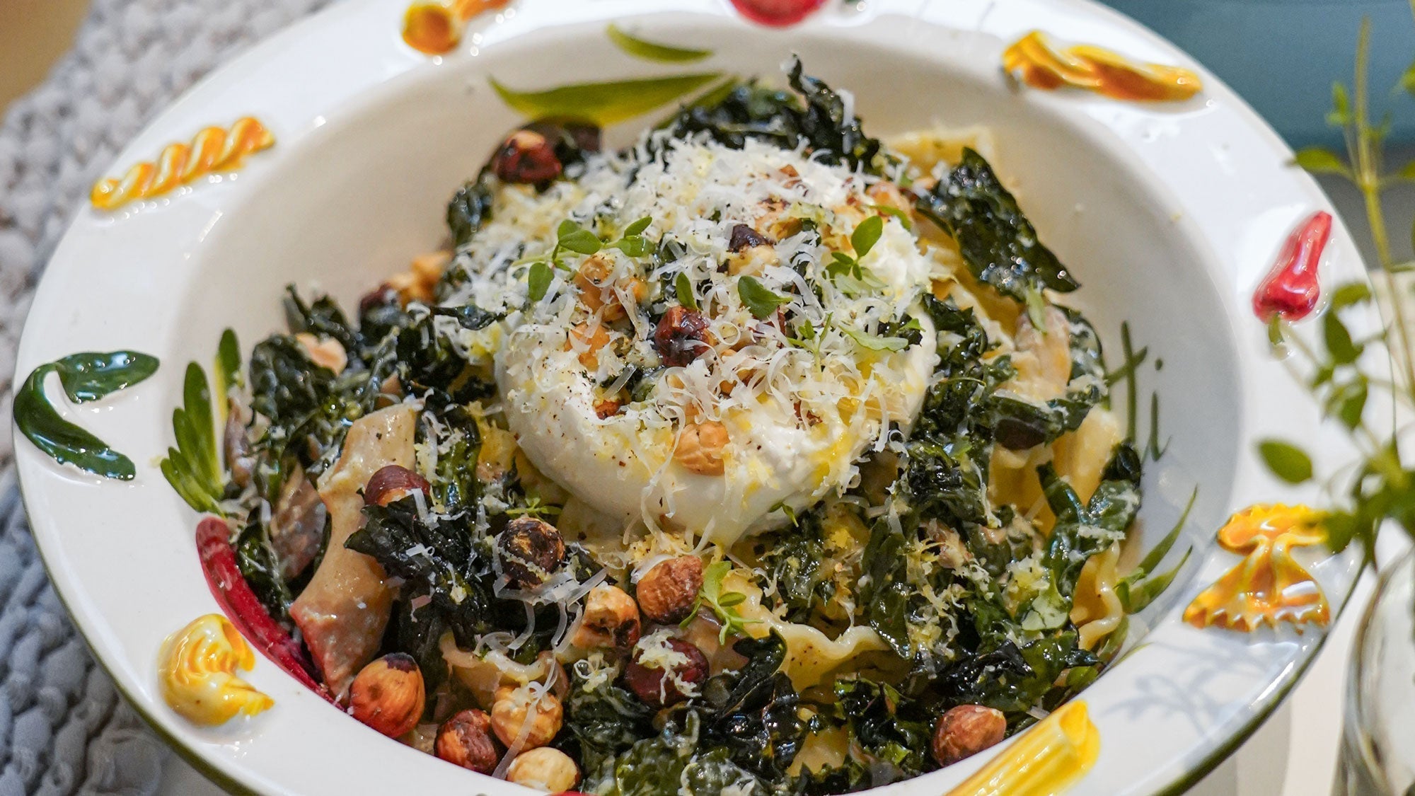 Pasta met paddenstoelen, palmkool, citroen & burrata