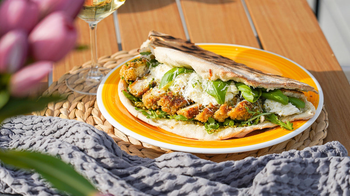 Pizzasandwich met gefrituurde citroenkip, pesto & mozzarella