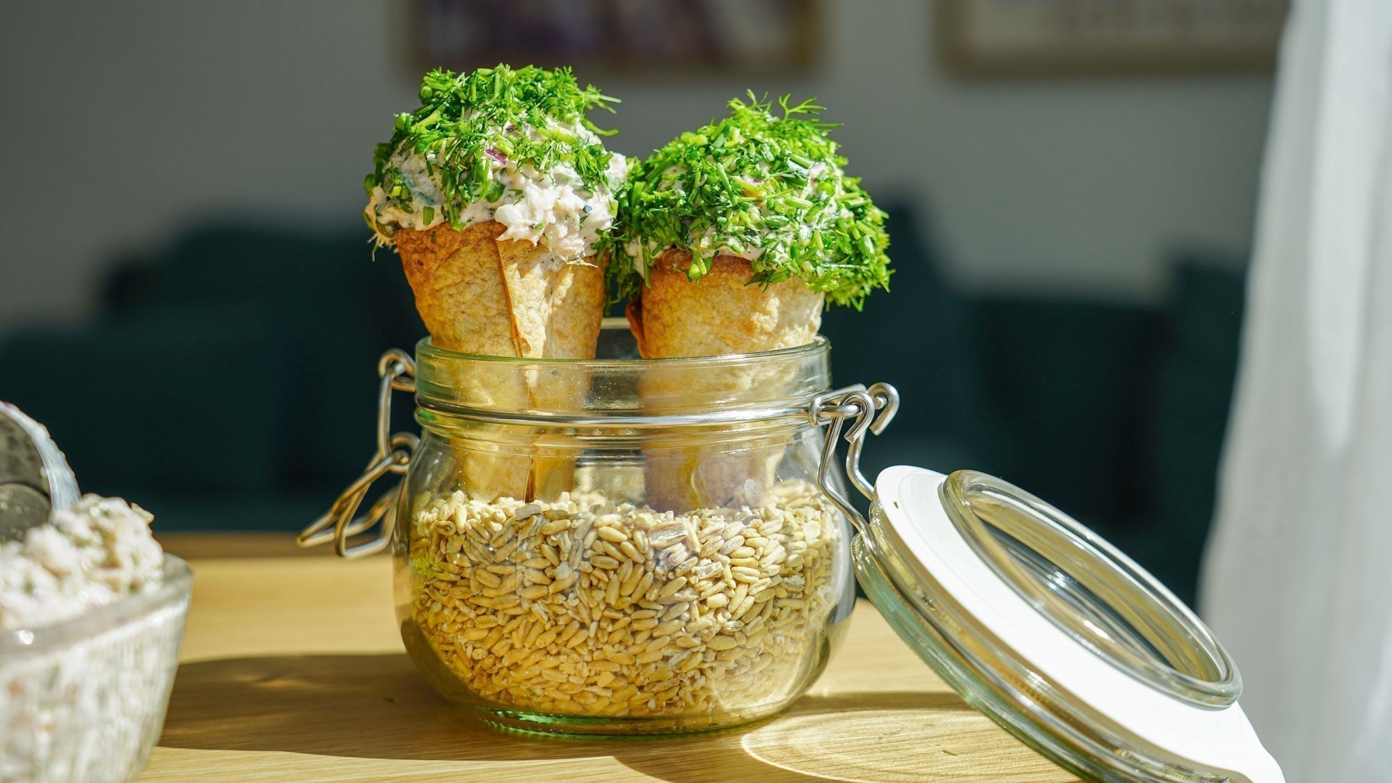 Tortillahoorntjes met zelfgemaakte zalmsalade