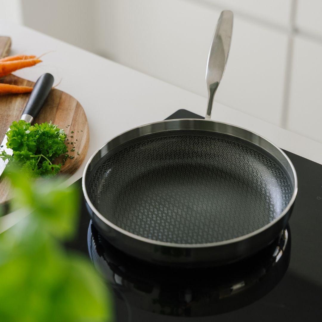 Koekenpan met hybride coating op het fornuis