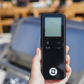 Draadloze vleesthermometer van Qookware in gebruik