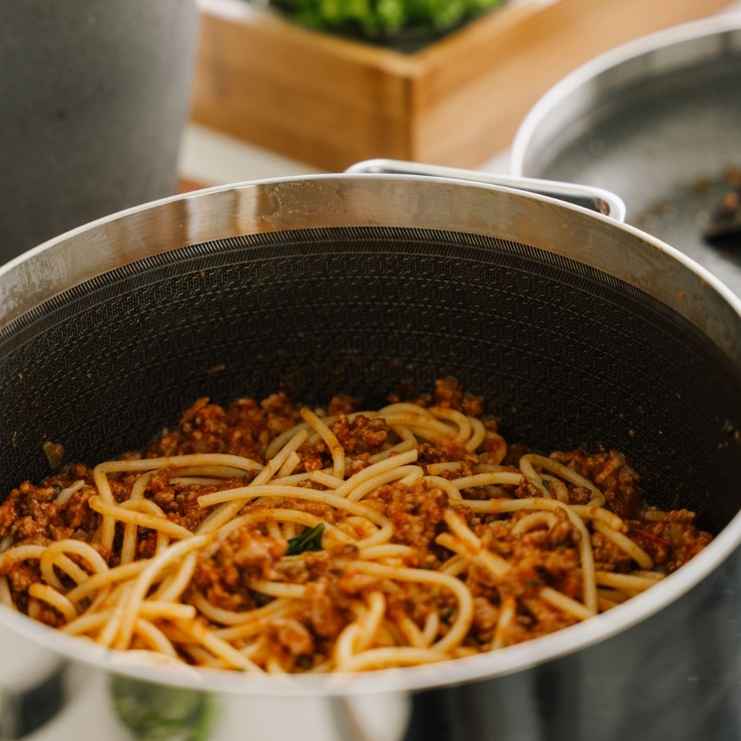 Spaghetti bolognese in grote kookpan