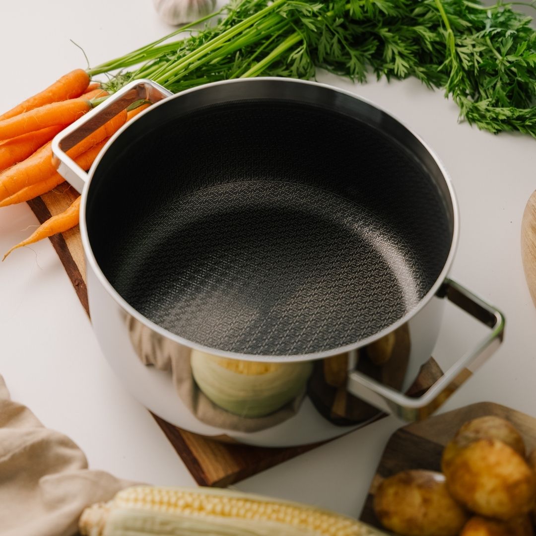 6-ply kookpan op het aanrecht