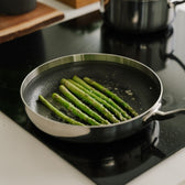Asperges in koekenpan op het fornuis