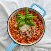 Pasta in een steelpan van geëmailleerd gietijzer van 2 liter van Qookware