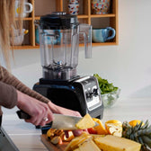 Fruit op het aanrecht met Qookware blender op de achtergrond