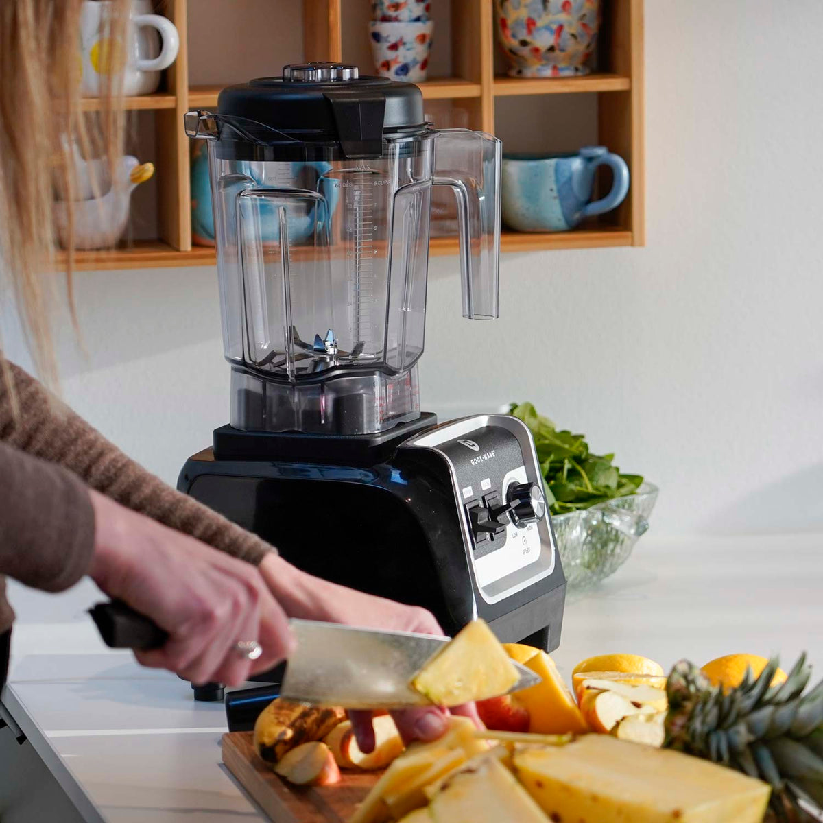 Fruit op het aanrecht met Qookware blender op de achtergrond