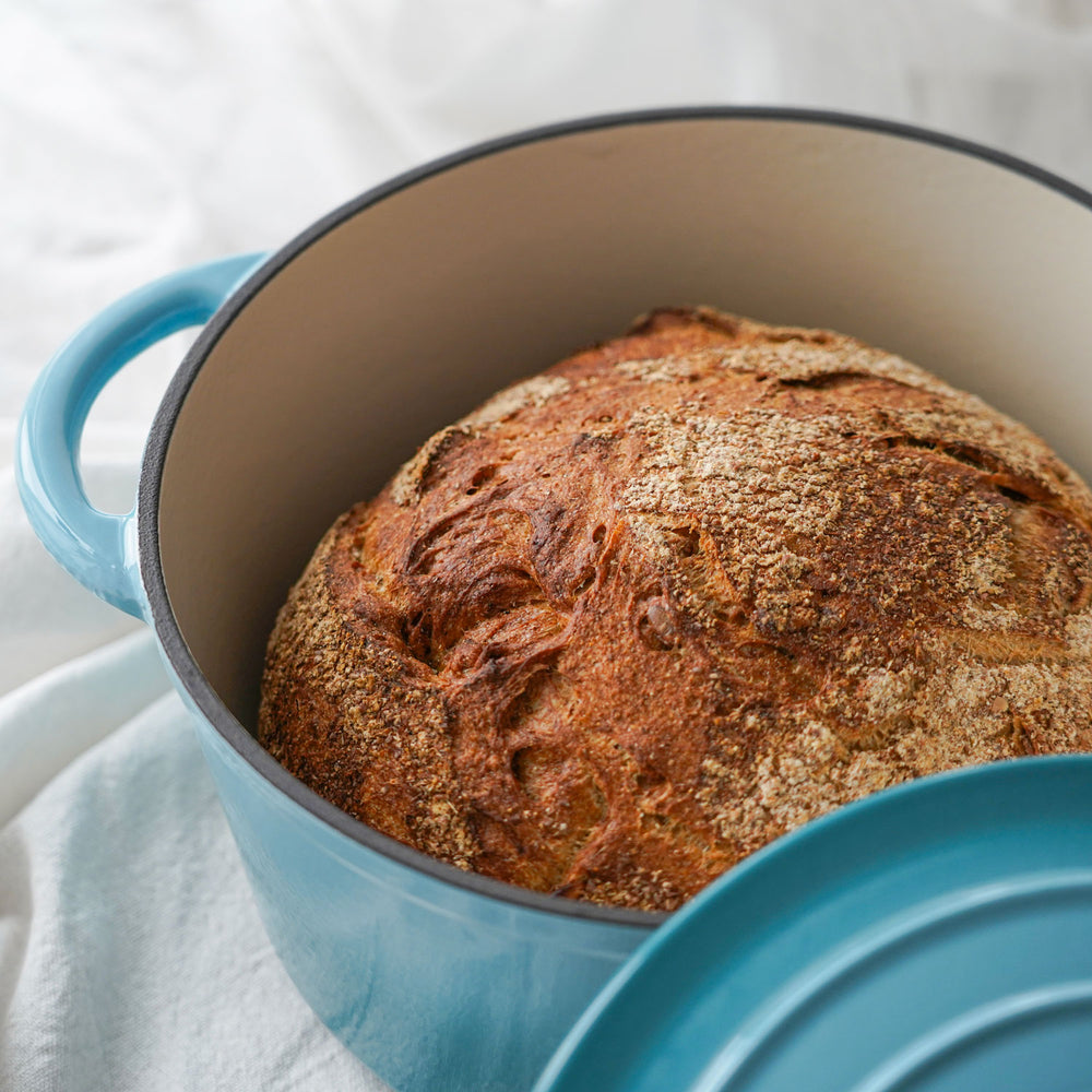 Brood in kleine kookpan van geëmailleerd gietijzer van 4 liter met deksel van Qookware