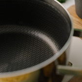 Close-up van de hybride coating in een 6-ply kookpan