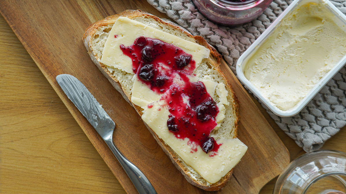 No-knead brood met koude rijs uit een geëmailleerde gietijzeren pan