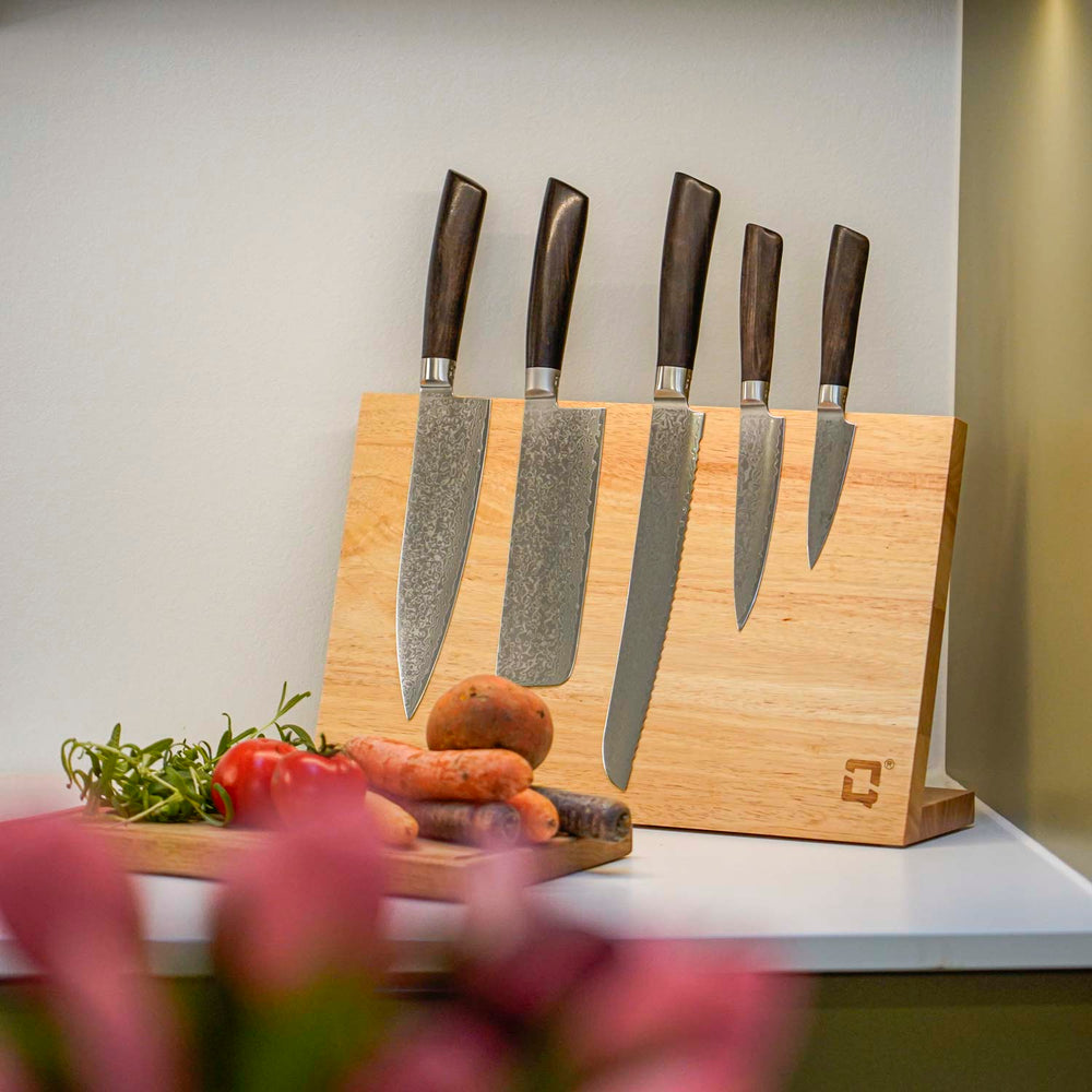 Sfeerbeeld van een messenhouder van eikenhout op het aanrecht - Qookware 