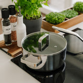 Grote kookpan met deksel op een inductiekookplaat