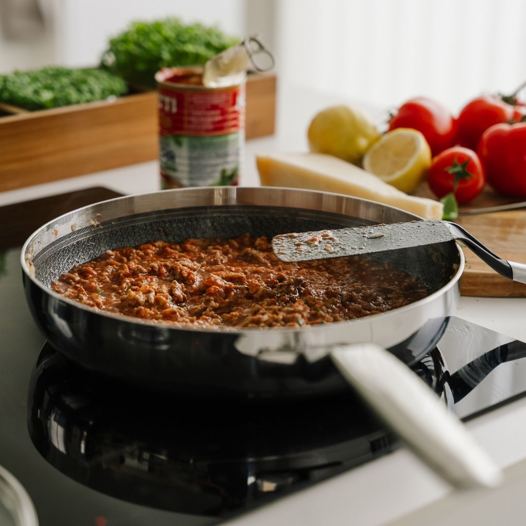 Bolognese in een grote 6-ply-koekenpan