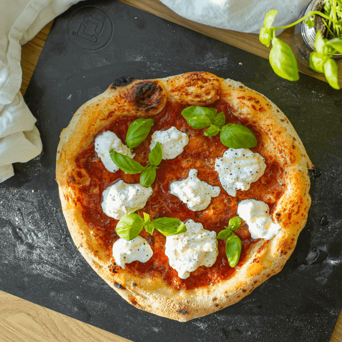 Pizza gebakken op bakstaal