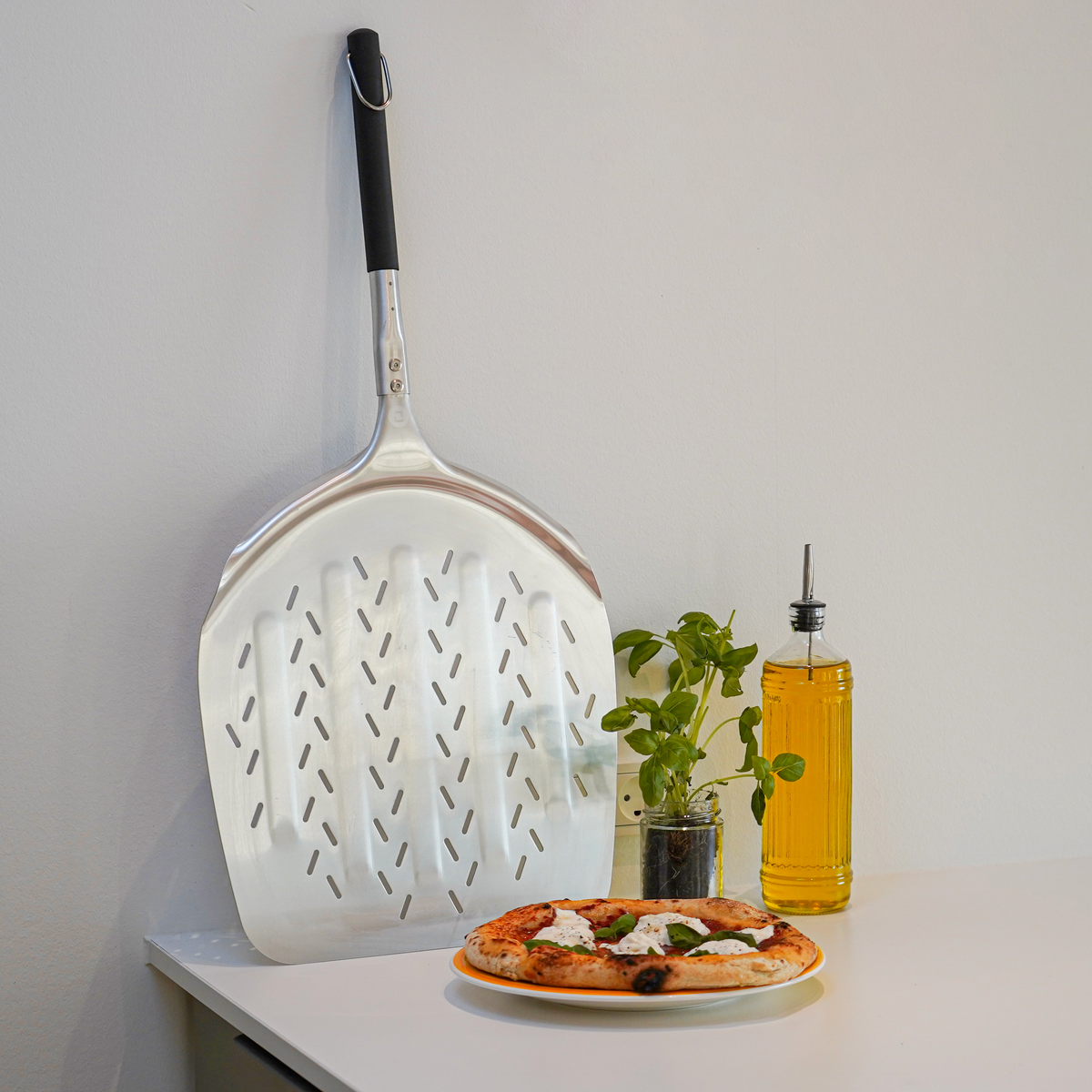 Pizzaschep op tafel met pizza