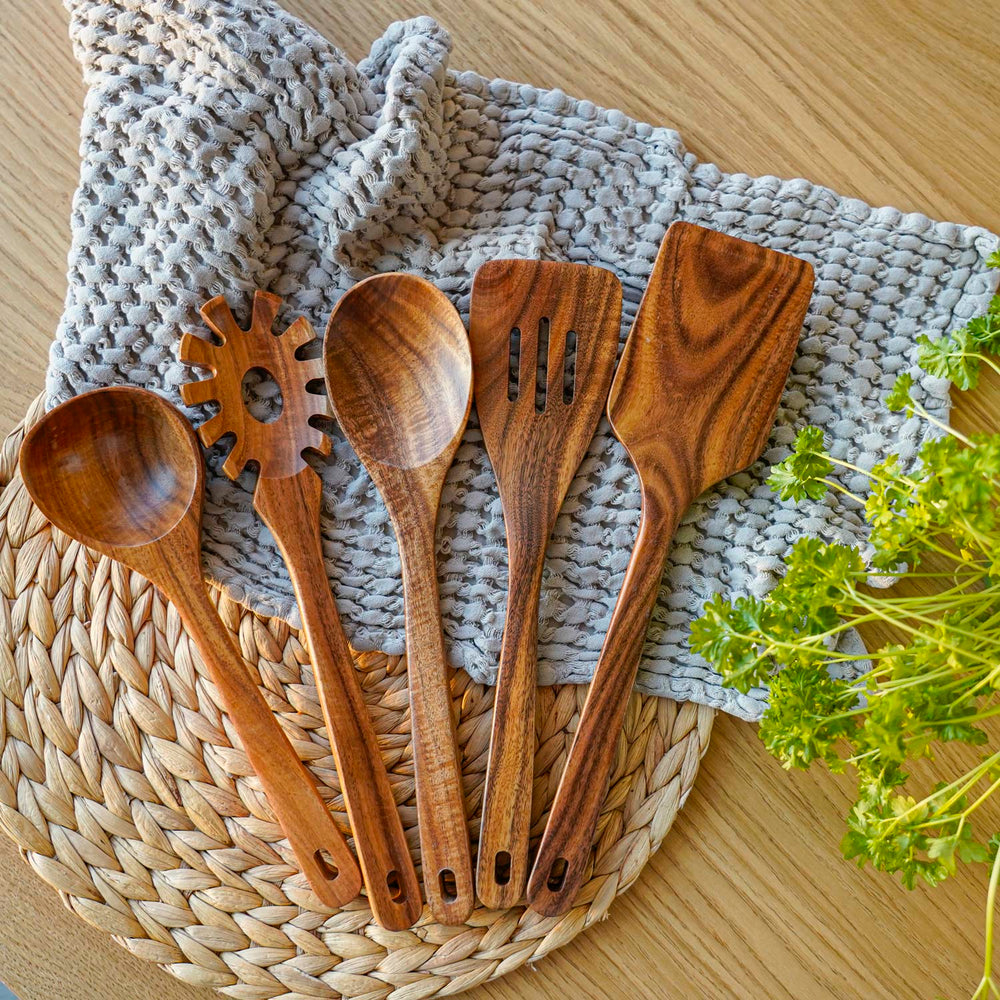 Set keukengerei op de eettafel