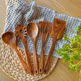 Set keukengerei op de eettafel